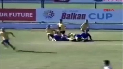 Boş kaleye abanınca golü kaçıran minik futbolcunun tepkisi