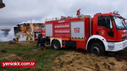 Çiftlik yangınında tonlarca saman ile iş makinesi kül oldu