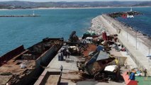 Şile'de yanan yük gemisi parçalara ayrılıyor