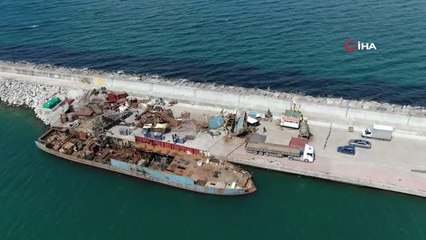 Şile'de yanan yük gemisi parçalara ayrılıyor