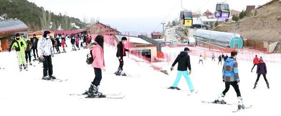 Palandöken'de üniversite öğrencilerine son kayak dersi