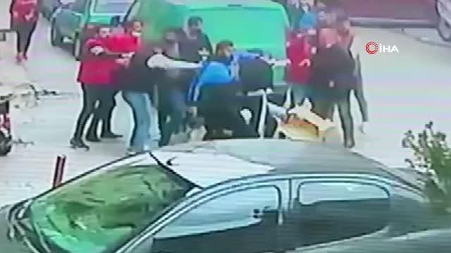 Son dakika haberleri! Ortalık savaş alanına döndü...Kaza sonrası çıkan taşlı, sopalı kavga kameralara yansıdı