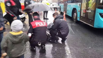 Polisten örnek davranış.. Önce yağmurluğunu verdi, ardından başında şemsiye tuttu