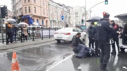 Son dakika... Polisten örnek davranış.. Önce yağmurluğunu verdi, ardından başında şemsiye tuttu