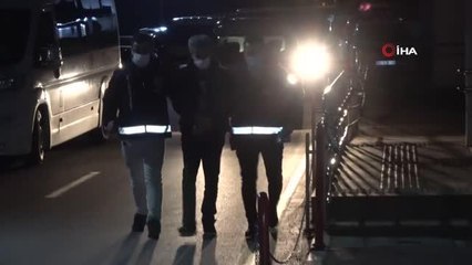 Öldürdüğü arkadaşının gözünü kapatıp evi temizledi