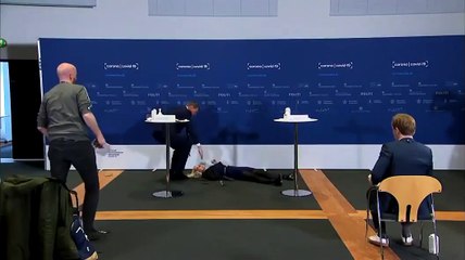 AstraZeneca aşısı hakkında açıklama yaparken bir anda bayıldı