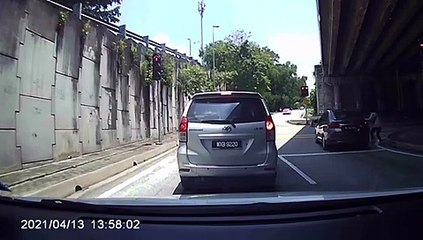 Carjacking in KL foiled by fellow motorists, suspect detained (Part 1)
