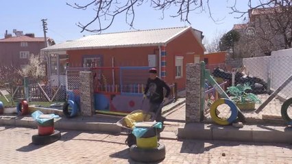 Çevre dostu, keçisiyle dağ tepe dolaşıp çöp topluyor