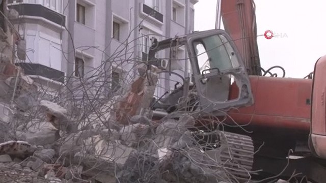 Yıkımda kepçenin üzerine beton blok düştü: Operatör ağır yaralandı