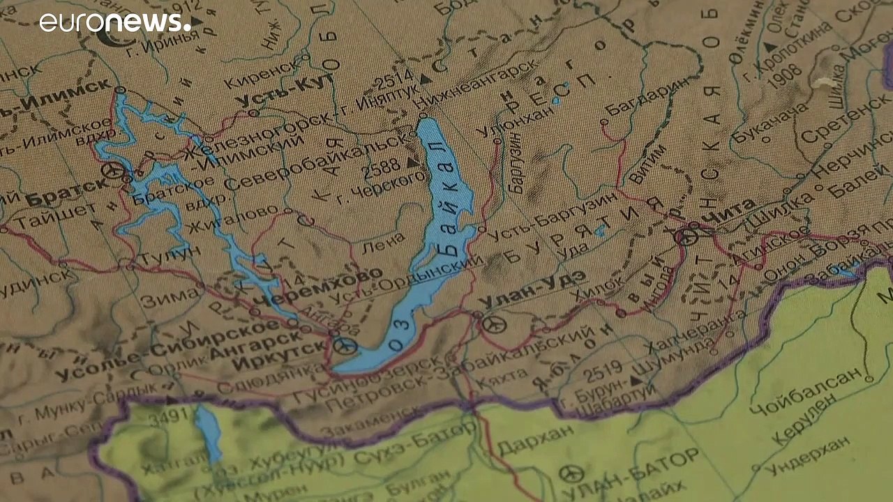 Возраст - не помеха: пенсионерка скользит по ба...