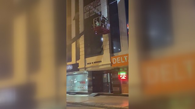 İzmir'de '128 milyar dolar nerede?' afişleri de kaldırıldı