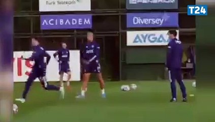 Mesut Özil'den Sinan Gümüş'e 'bacak arası': "Pardon kardeşim"