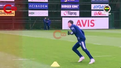 Mesut Fenerbahçe antrenmanında önce çalım attı, sonra özür diledi