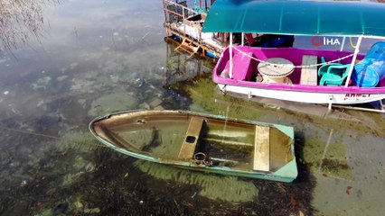 Sapanca Gölü’nde su seviyesi yükseldi, karaya oturan kayık sular altında kaldı