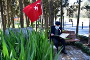 Kıbrıs Gazisi İsmail Amca, sık sık Tuzla'daki şehitlikleri ziyaret ederek dua ediyor