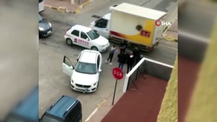 Kaza sonrası ortalık karıştı, küçük kız dehşeti yaşadı...O anlar kamerada