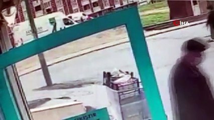 7 yaşındaki kız çocuğuna otomobil çarptı: Kaza anı kamerada