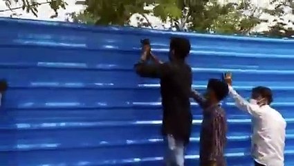 शर्मनाक: लखनऊ में चिताओं का वीडियो वायरल होने के बाद श्मशान घाट को चारों ओर से ढका गया