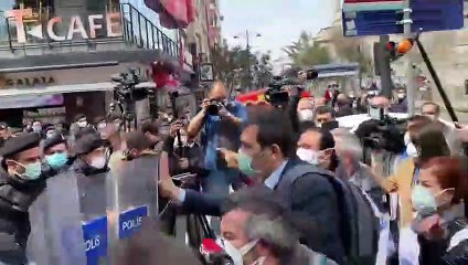 Polisten sağlık çalışanlarına sert müdahale