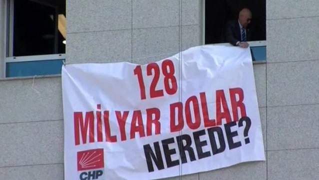 CHP'li Tanal TBMM'deki odasına 128 milyar dolar nerede? pankartı astı! İndirmek için Meclis'e itfaiye geldi
