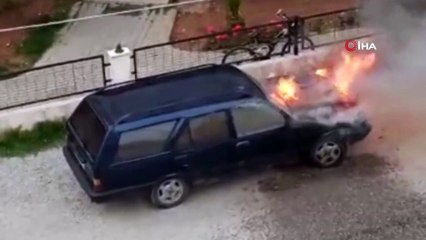 Park halindeki otomobil alev alev yandı