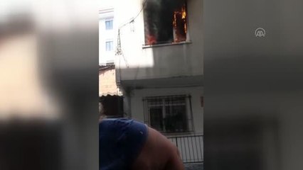 Son dakika haberleri: Esenler'de bir binanın ikinci katında çıkan yangında mahsur kalan aileyi itfaiye kurtardı