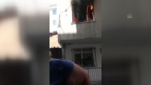 Son dakika haberleri: Esenler'de bir binanın ikinci katında çıkan yangında mahsur kalan aileyi itfaiye kurtardı