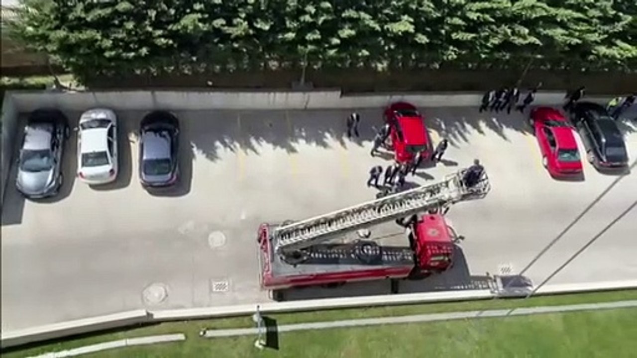 İşte o anlar... Meclis'te ‘128 milyar dolar nerede?’ afişine müdahaleyi CHP'li vekiller önledi