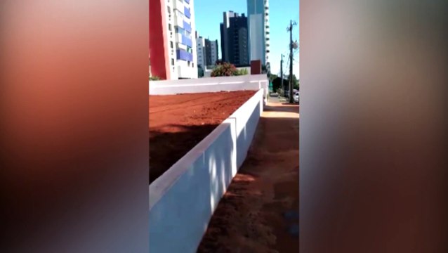 Moradores reclamam de poeira na região central e caminhão irriga lote que estaria causando problema