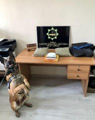 ÇATI KATINDAKİ ÇANTADA 2 KİLO UYUŞTURUCUYU 'LARİSSA' BULDU