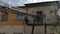 Son dakika haberleri... Aksaray'da balkonun evin giriş kapısının üzerine çökmesi nedeniyle mahsur kalan kadın kurtarıldı