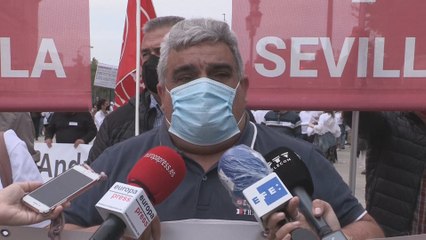 Empleados de Abengoa protestan ante la sede de la Junta