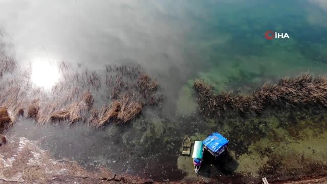 Son dakika haberi! Sapanca Gölü'nde su seviyesi yükseldi, karaya oturan kayık sular altında kaldı