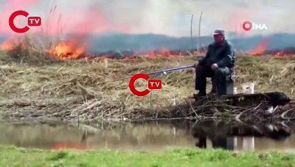 Yangına rağmen balık tutmaya devam etti