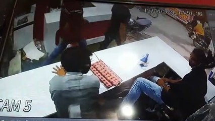 video थाने की समीप शोरूम पर फायरिंग से दशहत, लूट कर आरोपी फरार