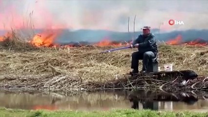 - Yangına rağmen balık tutmaya devam etti