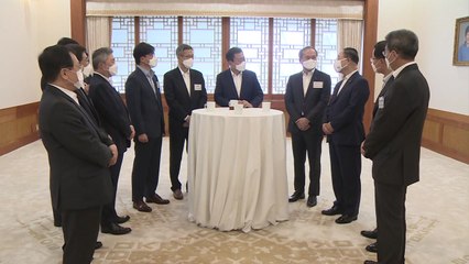 문 대통령 "글로벌 반도체 공급망 주도해야...소비활성화 준비" / YTN