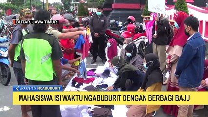Keren! Mahasiswa Isi Ngabuburit Bagi-Bagi Baju Gratis