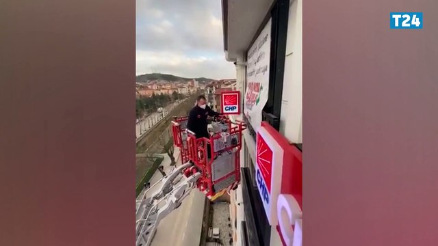 Polis, CHP Kastamonu'nun manili '128 milyar dolar nerede?' pankartını da indirmeye geldi; 'asıldıktan 45 dakika sonra'