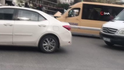 Son dakika 3. sayfa: Ortalık savaş alanına döndü...Kaza sonrası çıkan taşlı, sopalı kavga kameralara yansıdı