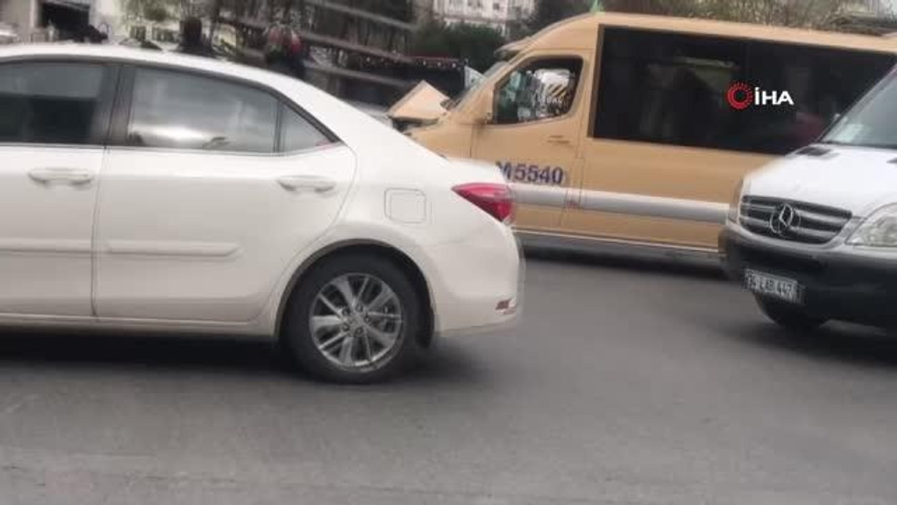 Son dakika 3. sayfa: Ortalık savaş alanına döndü...Kaza sonrası çıkan taşlı, sopalı kavga kameralara yansıdı