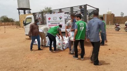 İHH, Sudan'da Uluslararası Afrika Üniversitesinde okuyan öğrencilere iftar verdi