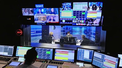 Covid : Emmanuel Macron évoque la réouverture du pays avec des maires en visioconférence