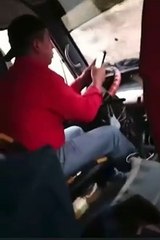 Chofer de bus textea mientras está al volante en una carretera