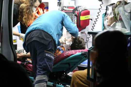 Son dakika haberleri! Otomobil ile hafif ticari araç çarpıştı: 2'si çocuk 4 yaralı