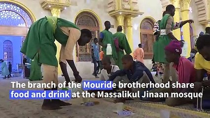 Senegalese worshippers distribute free meals during Ramadan