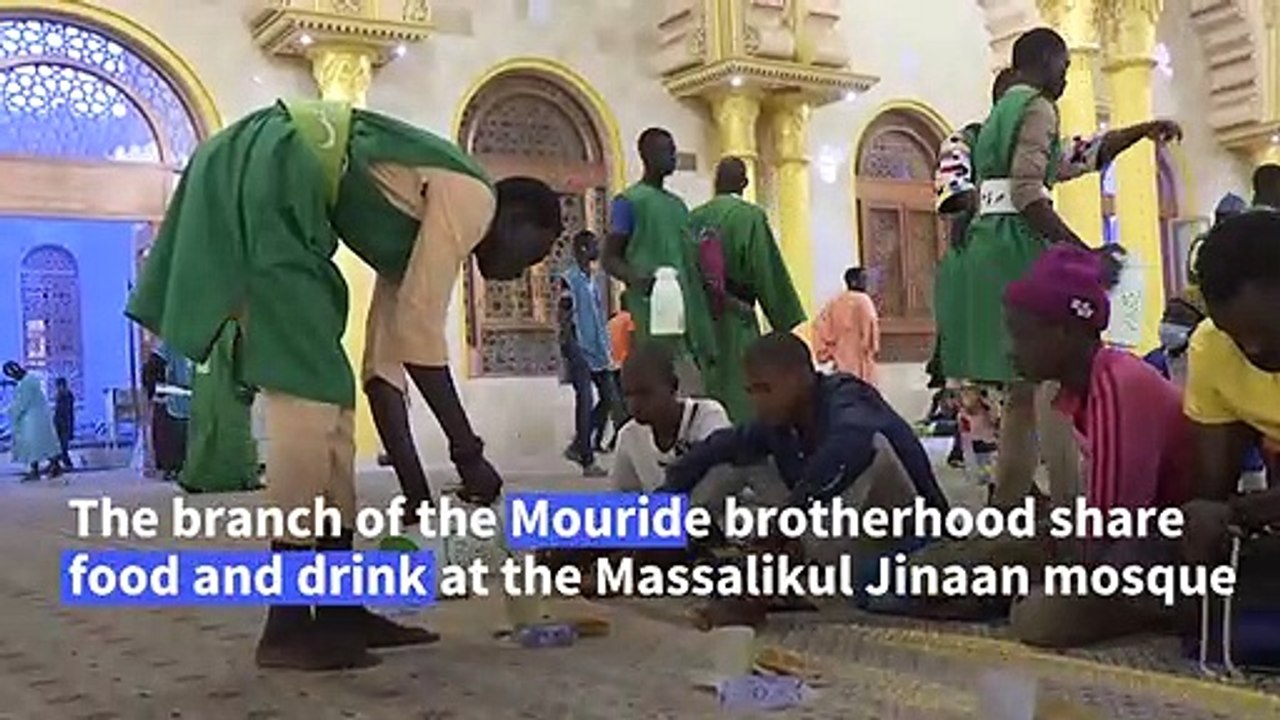 Senegalese worshippers distribute free meals during Ramadan