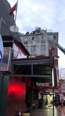 Son dakika haberleri: Küçükçekmece'de 5 katlı binanın çatı katında yangın