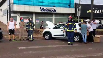 Télécharger la video: Mulher fica ferida em colisão com capotamento na Avenida Carlos Gomes