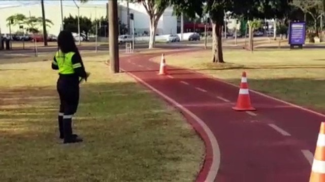 Ciclista Cidadão : Transitar orienta e entrega faixa refletiva para ciclistas na Avenida Tancredo Neves